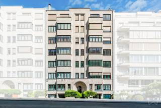 Op een steenworp afstand van het Bois de la Cambre, de groene long van Brussel, ontdekt u dit elegante appartement met twee slaapkamers op de 6e verdieping van een luxe gebouw, waar licht, comfort en rust samenkomen.
Meteen bij binnenkomst zetten de royale afmetingen en het natuurlijke licht de toon. De ruime, lichtdoorstroomde woonkamer komt uit op een balkon waar het heerlijk is om bij zonsopgang van een kopje koffie te genieten of van de laatste zonnestralen te profiteren. De ruime keuken, die uitloopt op een gezellig terras, nodigt uit om mooie momenten met familie of vrienden te delen.
Het slaapgedeelte, ontworpen met het oog op rust en privacy, bestaat uit twee mooie slaapkamers, waarvan één met een eigen badkamer. Een apart toilet en een berging maken dit zorgvuldig afgewerkte pand compleet.
Tussen de rust van het Bois de la Cambre en de nabijheid van winkels, openbaar vervoer en de beste adresjes in de buurt biedt dit appartement een zeldzame balans tussen natuur en stadsleven. Een plek om te wonen waar elke dag begint met licht en eindigt in rust.
Een garagebox, gelegen in het naburige gebouw, wordt eveneens te koop aangeboden voor € 40.000, een zeldzaam en bijzonder gewild pluspunt in deze wijk.
Ook op technisch vlak is aan alles gedacht, met een EPC-score: E, een in 2018 geïnstalleerde collectieve gasketel en individuele meters voor water en elektriciteit, wat het dagelijks beheer een stuk gemakkelijker maakt.
Info en bezichtigingen: +32 472 46 57 83.