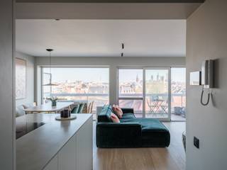 <strong>Stijlvol gerenoveerd appartement met 2 slaapkamers en unieke zichten op het water en de Gentse binnenstad.</strong><br /><br />Dit lichtrijke doorzonappartement bevindt zich op de bovenste verdieping en werd in 2021 volledig gerenoveerd. Dankzij de terrassen aan zowel de voor- als achterzijde kunt u op elk moment van de dag genieten van zon en buitenruimte.<br /><br />We betreden het appartement via de centrale hal, die toegang biedt tot een praktische berging, een toilet en een douchekamer.<br /><br />Vooraan bevinden zich twee slaapkamers, waaronder de hoofdslaapkamer met ingemaakte kasten. Beide kamers geven uit op het terras, dat een mooi zicht biedt op het water langs de Coupure.<br /><br />De leefruimte met eetplaats ligt achteraan en is voorzien van een gashaard. De ingerichte keuken sluit aan op de wasplaats. Het terras achteraan biedt een prachtig uitzicht over de Gentse binnenstad en haar torens.<br /><br />Ook de residentie werd steeds goed onderhouden: zo werden de lift en de voorgevel volledig gerenoveerd in 2018.<br /><br /><strong>Ideaal voor wie op zoek is naar een lichtrijk en instapklaar appartement met terrassen en prachtige zichten op het water, vlak bij de Gentse binnenstad.</strong>