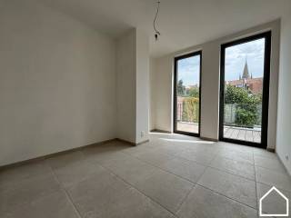 Appartement 0101 is gelegen op de eerste verdieping van Residentie Melrose Place en heeft een totale oppervlakte van 92 m². Met daarbij een noord-oost georiënteerd terras van 21 m². Het appartement beschikt over 2 slaapkamers.<br /><br />Residentie MELROSE PLACE omvat 6 ruime appartementen met 1 of 2 slaapkamers en één studio op de<br />gelijkvloerse verdieping bij fase 1 (Rijselstraat). In een latere fase van dit project (Merghelynckstraat) worden er<br />1duplex-appartement , 4 lofts en 1 bestaande loft gerealiseerd.<br /><br />Verder is er ook een mogelijkheid tot aankopen van autostaanplaats en/of garage.<br /><br />Bij het ontwerp werd gekozen om exclusieve en betaalbare appartementen te ontwikkelen.<br /><br />Ook de ligging van residentie MELROSE PLACE is één van de grote pluspunten, de residentie is gelegen in<br />het hart van de stad, waar alle voorzieningen (bakkerij, slagerij, apotheek,…) na bij zijn. Er is ook een vlotte<br />verbinding met de Noorderring die u vlot tot de oprit van de A19 brengt.<br />