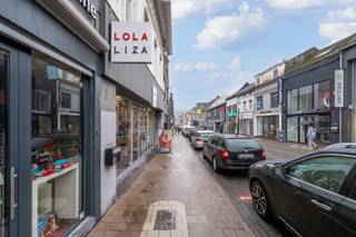 Op een toplocatie in Geraardsbergen vinden we dit verhuurd handelspand op een perceel van 6are 60ca. Het station van Geraardsbergen bevindt zich op wandelafstand.<br />Dit pand doet momenteel dienst als kledingszaak met achteraan een ruime opslagplaats, toilet en keuken. <br />Enkele pluspunten van dit pand zijn alvast: Top-locatie in het centrum van Geraardsbergen - diverse mogelijkheden. <br />Wenst u dit pand te bezoeken? Contacteer Saimen op 055 35 00 45.