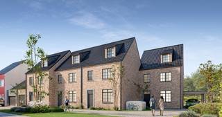 INDELING VAN DE WONING<br /><br />GELIJKVLOERS<br /><br />- Inkomhal- Gastentoilet- Leefruimte met open keuken- Trap naar boven- Berging- Carport aan woning<br />EERSTE VERDIEP<br /><br />- Nachthal met trap naar 2e verdiep (zolderverdiep)- Badkamer met toilet- 2 slaapkamers<br />ZOLDERVERDIEP<br /><br />- 1 slaapkamer- Berging<br />Afbeeldingen zijn steeds illustratief en contractueel niet bindend.<br /><br />De koper heeft deels nog inspraak in de stijl en afwerking van de woning voor zover deze zaken niet werden vastgelegd door vergunning of bestelling van materialen.<br /><br />TIP: Hoe sneller U beslist in de bouwfase, des te meer inspraak U heeft in de keuze van materialen en/of afwerking.<br /><br />Notariële akte pas mogelijk na wind- en waterdicht zijn van de woningen.<br /><br />ECO-uitvoering dat voldoet aan strenge energienormen.<br /><br />- Zonnepanelen- Doorgedreven isolatie- Warmtepomp i.p.v. gas- Vloerverwarming- Ventilatie D- Max. E-peil = 30- Elektriciteitsaansluiting : 3 fasen