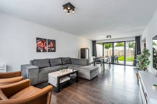 [[ DIT PAND NEEMT DEEL AAN DE ERA OPEN HUIZEN DAG OP 19/9 VAN 13:00 TOT 14:00 ]]
<p><strong>Ben je op zoek naar een volledig gerenoveerde en energiezuinige woning met 3 slaapkamers, een aparte garage en een aangename tuin in Aalst? Zo gevonden!</strong></p>

<p>Deze woning werd ca. 3 jaar geleden volledig gerenoveerd en combineert een bewoonbare oppervlakte van ca. 153 m² met een perceel van ca. 270 m². Dankzij het energiezuinige EPC-label A, de 14 zonnepanelen, de driedubbele beglazing met PVC-schrijnwerk, de combinatie van centrale verwarming en een warmtepomp én de conforme elektrische installatie, geniet je hier van een aangenaam en energiezuinig wooncomfort. Bovendien zijn alle ruimtes voorzien van airconditioning, wat zorgt voor extra comfort tijdens zowel warme als koudere dagen.</p>

<p>Op het gelijkvloers komen we binnen via de inkomhal, die toegang geeft tot het afzonderlijk toilet en de ruime leefruimte. De woonkamer sluit aan op de eetkamer en de volledig uitgeruste keuken, voorzien van onder meer een kookplaat, oven, microgolfoven, vaatwasser en koelkast. Verder beschikt het gelijkvloers over een praktische berging met aansluitingen voor wasmachine en droogkast, en een kleine berging in de inkomhal.</p>

<p>Op de eerste verdieping bevinden zich drie slaapkamers en de badkamer, uitgerust met een douche, toilet en dubbele wastafel.</p>

<p>Voor de woning is er een praktische parkeerplaats. Naast het perceel bevindt zich bovendien een garage, zijnde de eerste poort naast de woning. Buiten geniet je van een aangename tuin van ca. 135 m² met een terras van ca. 30 m², ideaal om te ontspannen of gezellig buiten te tafelen. Achteraan is er eveneens een poort die rechtstreeks toegang geeft tot de tuin, wat zorgt voor extra praktische toegankelijkheid.</p>