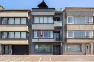 In de rustige Vuurkruisenstraat in Blankenberge vind je dit verzorgde en energiezuinige appartement in een kleinschalige residentie. Dankzij het uitstekende EPC A-label geniet je hier van een comfortabele woonervaring met lage energiekosten.

Bij het betreden van het appartement vind je voor je een praktische bureauruimte, die eveneens perfect kan dienen als dressing. Vooraan bevindt zich de lichtrijke leefruimte, waar de grote raampartijen zorgen voor een aangename lichtinval en een open, luchtig gevoel creëren.

Aansluitend vindt u de volledig uitgeruste, kwalitatieve keuken, voorzien van een kwalitatieve afwerking. Vanuit de keuken heeft u toegang tot een praktisch balkon.

Aan de achterzijde van het appartement bevinden zich de overige ruimtes. Hier vindt u een handige berging, een badkamer, een apart toilet en twee volwaardige slaapkamers die rust en privacy garanderen.

Als extra troef beschikt het appartement over een privatieve kelderberging, ideaal voor extra opslagruimte.

Bent u op zoek naar een instapklaar, energiezuinig appartement met een praktische indeling en een rustige ligging in Blankenberge? Dan is dit zeker een bezoek waard.

👉 Plan nu je bezoek via jens@keyimmo.be of 0496 41 55 77 en ontdek dit appartement in Blankenberge