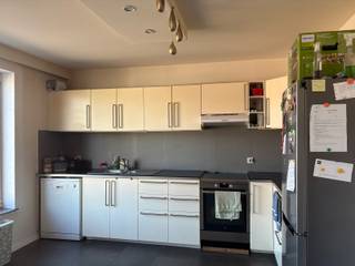 <strong>TWEEDE VERDIEPING<br /><br />BEZOEKMOMENT DONDERDAG 22/10 OM 17U, INSCHRIJVEN ENKEL VIA MAIL NAAR MINTJENSVERHUUR@IMMOPOINT.BE<br /></strong>Appartement op de tweede verdieping zonder lift. Inkom, woonkamer met open keuken, twee slaapkamers, badkamer, berging, klein terras achteraan, autostaanplaats achter het gebouw.<br /><br /><strong>BIJZONDERHEDEN<br /><br /></strong>EPC: 359kwh/m2/jaar, geen lift, geen gemeenschappelijke kosten<br /><br /><strong>POSITIEVE ASPECTEN<br /><br /></strong>centraal gelegen<br />vlakbij winkels en openbaar vervoer<br />geen gemeenschappelijke kosten