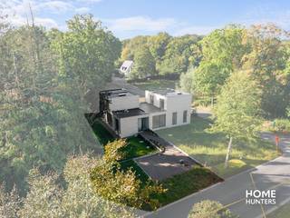 Op een unieke en rustige ligging in Houthulst vind je dit nieuwbouwproject dat comfort, stijl en charme prachtig combineert. Gelegen op wandelafstand van het centrum en grenzend aan het groene kasteeldomein “Kasteel de Groote”, woon je hier in een oase van rust, maar toch dicht bij alles wat je nodig hebt.<br /><br />Bij het binnenkomen word je meteen verwelkomd door een gezellige inkomhal met gastentoilet. De lichtrijke leefruimte met grote raampartijen vormt het hart van de woning: een warme plek waar je samenkomt, geniet en ontspant. De open keuken met stijlvol kookeiland nodigt uit om met familie of vrienden gezellig te koken en tafelen. Daarnaast is er een praktische bureauruimte, die eenvoudig kan worden ingericht als extra slaapkamer dankzij de voorziene aansluitingen – ideaal voor levenslang wonen.<br /><br />Boven vind je drie ruime slaapkamers die rust en privacy bieden, samen met een moderne badkamer uitgerust met een dubbele lavabo en een inloopdouche. Alle ruimtes zijn afgewerkt met kwaliteitsvolle materialen die zorgen voor een verfijnde uitstraling en een gevoel van exclusiviteit.<br /><br />Ook buiten is het heerlijk vertoeven: de woning beschikt over een prachtig aangelegde tuin rondom, met tuinmuur en tuinberging – de perfecte plek om te genieten van zonnige dagen of gezellige avonden. Deze woning combineert huiselijkheid met klasse. <br /><br />De vermelde prijs is exclusief 21% BTW, neem gerust contact met ons op voor meer informatie of een toelichting op de mogelijkheden.