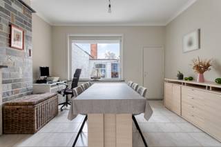 Op de Beversesteenweg in Roeselare-Beveren vinden we deze ruime en veelzijdige tussenwoning terug, ideaal voor wie op zoek is naar een comfortabele gezinswoning met heel wat ruimte. De woning beschikt over drie volwaardige slaapkamers, een garage met uitweg achteraan en een aangename zuidgerichte tuin. Dankzij de gunstige ligging nabij winkels, scholen, openbaar vervoer en de E403 geniet u hier van een perfecte combinatie tussen bereikbaarheid en wooncomfort.<br /><br /><strong>Ligging: </strong>De woning is gelegen in het centrum van Beveren (Roeselare), op wandelafstand van winkels, scholen, apotheek, horeca en openbaar vervoer. Aan de overzijde bevindt zich een bakkerij, wat zorgt voor extra dagelijks comfort. Dankzij de nabijheid van de E403 geniet u van een vlotte verbinding richting Brugge, Kortrijk en omliggende steden.<br /><br /><strong>Indeling van de woning:</strong><br /><u>Gelijkvloers</u>: Via de ruime inkomhal komt u binnen in de woning, met toegang tot de gezellige woonkamer en aparte eetplaats. Vanuit de eetplaats bereikt u het gastentoilet. Verder biedt de inkomhal toegang tot de keuken met bijkomende eetruimte. De keuken geeft uit op de zuidgerichte stadstuin. Daarnaast is de garage zowel via een aparte inrit achteraan als via de keuken bereikbaar.<br /><u>Eerste verdiepin</u>g: Op de eerste verdieping bevindt zich de ruime badkamer, voorzien van een dubbel lavabomeubel, ligbad, apart toilet en aansluiting voor wasmachine en droogkast. Enkele treden hoger (via een kleine trap) bereikt u de nachthal met drie ruime slaapkamers.<br /><u>Zolderverdieping</u>: De ruime zolder is bereikbaar via een vaste trap en kan perfect ingericht worden als vierde slaapkamer, hobbyruimte of extra bergruimte.<br /><u>Buitenruimte</u>: De woning beschikt over een gezellige, zuidgerichte stadstuin waar u volop kan genieten van zon en rust.<br /><br /><strong>Troeven:</strong>
<ul>
	<li>Zeer ruime tussenwoning met 3 slaapkamers.</li>
	<li>Garage met uitweg achteraan.</li>
	<li>Zuidgerichte stadstuin.</li>
	<li>Centrale ligging dichtbij winkels, apotheek, horeca en zoveel meer.</li>
	<li>Veel opslagruimte dankzij garage en zolderruimte.</li>
	<li>Vlotte bereikbaarheid nabij E403 en openbaar vervoer.</li>
</ul>
<br /><strong>Interesse? </strong>Contacteer ons kantoor voor meer informatie of plan een vrijblijvend bezoek via 051/201.400 of info@dicasa.be. 