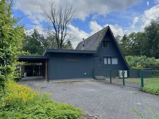Deze charmante chalet is gelegen in de recreatiezone Rommersheide I13 te Brecht, waar permanente bewoning is toegestaan. Wie houdt van rust, groen...