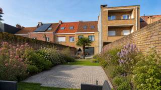 Deze ruime woning is ideaal gelegen in het centrum van Heist-aan-Zee, op wandelafstand van de vernieuwde markt, het station, alle winkels én het strand. Alles wat je nodig hebt, ligt letterlijk om de hoek.<br /><br />De woning werd stevig gebouwd en beschikt over betonnen verdiepingen, wat zorgt voor een solide en duurzame basis. Op het gelijkvloers een gezellige woonkamer met directe toegang tot de achterliggende tuin. En wat voor een tuin! Een schitterende buitenruimte met veel plaats, meerdere zonneterrassen en achteraan een praktische berging of hobbyruimte. Verder vind je op het gelijkvloers een open keuken met aansluitend een handige berging. <br /><br />Op de eerste verdieping bevinden zich twee volwaardige slaapkamers en een ingerichte badkamer. Via een vaste trap bereik je de dakverdieping, waar zich een prachtige masterbedroom bevindt. Een echte eyecatcher: ruim, licht en ideaal als rustige privéverdieping.<br /><br />Deze woning combineert een leuke ligging aan zee, een aangename indeling en een uitzonderlijke tuin in het centrum – een zeldzame troef in Heist-aan-Zee.<br /><br />👉 Benieuwd naar meer? Kom deze woning ontdekken na afspraak met Willem Cauwels op TEL 050.89.27.70