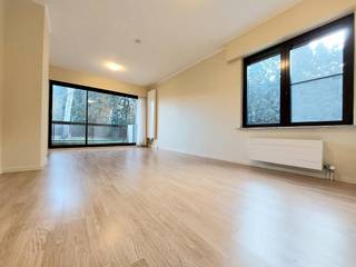 Residentie "Groeninghe"Recent gerenoveerd appartement met 2 ruime terrassen, living met zicht op het omliggend groen, ingerichte keuken met...