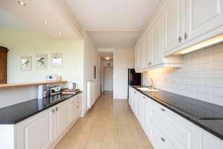 <p><strong>Uitzonderlijke loft van 172m2 op de 1ste verdieping met o.a. 2 slaapkamers en ruim terras (65m2) en autostaanplaats in het centrum van Herentals. EPC B 193Kwh/m2<span><br /><br />Ligging<br /></span></strong>Gunstig en centraal gelegen in het centrum van Herentals en met een vlotte bereikbaarheid naar openbaar vervoer, ring en station.<br /><br /><strong><span>Indeling<br /></span>+1: </strong>gastentoilet, woonkamer, keuken, 2 slaapkamers, badkamer, bijkeuken, technische ruimte, terras.<span><br /><strong>0: </strong>autostaanplaats + berging.<br /></span><span></span><span><strong><br />Beschrijving</strong></span><span><strong><br /></strong></span></p>
<p><span>Deze uitzonderlijke loft is gelegen op de eerste verdieping van een volledig gerenoveerd gebouw. In 2016 werd het pand grondig vernieuwd, waarbij enkel de karaktervolle gevel behouden bleef.</span></p>
<p><span>De loft beschikt over een ruime, open leefruimte met een lichtrijke keuken en directe toegang tot het ruime westelijk georiënteerde terras van ca. 65 m². De grote raampartijen zorgen voor een overvloed aan natuurlijk licht en creëren een bijzonder ruimtelijk gevoel.</span></p>
<p><span>De woning omvat verder:</span></p>
<ul>
<li><span>een open en lichtrijke leefruimte;</span></li>
<li><span>een volledig uitgeruste keuken;</span></li>
<li><span>een praktische bijkeuken;</span></li>
<li><span>een aparte berging met aansluitingen voor wasmachine en droogkast;</span></li>
<li><span>2 ruime slaapkamers, beide voorzien van ingebouwde kasten;</span></li>
<li><span>een bureau;</span></li>
<li><span>een badkamer;</span></li>
<li><span>een ruim gastentoilet.</span></li>
</ul>
<p><span>De grote raampartijen geven vanuit de leefruimte en keuken rechtstreeks toegang tot het terras, waardoor binnen- en buitenruimte mooi in elkaar overvloeien. Het ruime westelijk georiënteerde terras van ongeveer 65 m² vormt dan ook een absolute troef van deze loft.</span></p>
<p><strong><span>Autostaanplaats en berging</span></strong></p>
<p><span>Achteraan het gebouw bevinden zich een private autostaanplaats en een aparte berging. Deze zitten mee verrekend in de vraagprijs.</span></p>
<p><span>Een unieke loft die ruimte, licht en comfort combineert, met als absolute blikvanger het royale westelijk georiënteerde terras.</span></p>
<p><span><strong>Bijzondere informatieplicht</strong>: in aanvraag.</span></p>