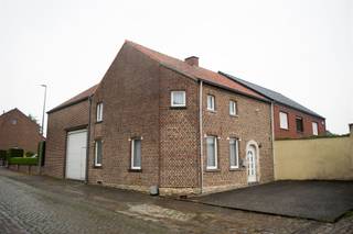 <p><span>Deze woning met prachtige tuin is gelegen in een rustige straat in Meldert, deelgemeente van Hoegaarden en met vlotte toegang tot de E40 richting Leuven of Brussel.</span></p><p><span>Mits verbouwing wordt dit een riante gezinswoning met mogelijkheid tot 4 of zelfs 5 slaapkamers. </span></p><p><span>Daarnaast is er bij volledige benutting van de bovenverdieping mogelijkheid tot 2 badkamers of 1 badkamer en dressing.  Gelieve hiervoor even door te foto's te gaan waarbij een voorstel tot verbouwing werd uitgewerkt.</span></p><p><span>De gevel vooraan heeft een lengte van om en bij de 20 meter die volledig benut kan worden. </span></p><p><span>Het voorstel is om de schuur om te bouwen tot een grote leefkeuken met zicht op de tuin.  De huidige leefruimte kan worden omgebouwd tot living met apart bureel.</span></p><p><span>Bijkomend voordeel aan deze woning is de staanplaats waar minstens 2 wagens kunnen staan.</span></p>