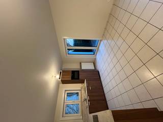 <strong>Waregem: gerenoveerd, gelijkvloers appartement te huur met 1 slaapkamer en een carport.</strong><br /><br /><br />Dit appartement is goed gelegen bij invalswegen, openbaar vervoer en winkels. Het appartementsgebouw is recent volledig gerenoveerd en is dus energiezuinig. Het appartement beschikt over een volledig nieuwe keuken en nieuwe badkamer.<br /><br />Indeling: inkomhal, volledig ingerichte, open keuken, woonkamer, terras, één slaapkamer, een badkamer met een douche, wastafel, toilet en voorzieningen voor wasmachine en droogkast. Bij het appartement hoort ook een carport en een fietsenberging.<br /><br /><u>Troeven:</u>
<ul><li>Recent gerenoveerd</li><li>Nieuwe keuken en badkamer</li><li>Carport</li><li>Energiezuinig</li></ul>
<br /><br /><strong>Heb je interesse in dit appartement? Neem dan snel contact op met Indra - 056/61.10.10.</strong>