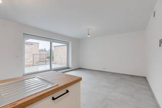 Op een goede locatie te Booischot bevindt zich dit prachtig appartement met 2 slaapkamers. U bevindt zich hier in het centrum van Booischot, vlakbij winkels, scholen en het openbaar vervoer. <br /><br />We betreden het appartement via de inkomhal met apart toilet. De leefruimte kunt u inrichten met een gezellige zithoek en eetplaats. Van hieruit heeft u toegang tot het goed georiënteerde terras. De open keuken is mooi geïntegreerd in het geheel en is voorzien van de voornaamste toestellen. Verder geeft de hal ons toegang tot de berging/wasruimte, 2 slaapkamers en de badkamer uitgerust met lavabo en inloopdouche. Op het leuke terras kunt u steeds in alle rust en privacy genieten van het mooie weer. U beschikt ook nog over een ondergrondse staanplaats en een kelderberging. <br /><br />U dient een bezoekaanvraag in te dienen via het zoekertje op onze website via de knop "vraag bezoek aan".<br /><br />Dit is een uitstekende opportuniteit als u op zoek bent naar een nieuwbouwappartement op een centrale locatie. Contacteer ons voor meer informatie of neem een kijkje op www.boonstravastgoed.be . <br /><br />Bijzonderheden: <br />- Lift<br />- 2 slaapkamers <br />- Centrum Booischot