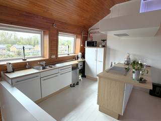 Appartement duplex 2 chambres<br />Appartement duplex aux 1er et 2e étages situé à proximité des commerces, des dunes et à courte distance de la plage. Il comprend deux chambres et une salle de bains moderne avec double lavabo, WC et douche à l’italienne. Espace de vie ouvert avec cuisine équipée. La terrasse est située à l’avant au rez-de-chaussée et peut être utilisée pour vélos, coin lounge ou décoration. Électricité conforme et bâtiment sans amiante.<br /><br />PEB : 238 kWh/(m²/an) – Label C<br />Plus d’infos et documents sur immodepanne.be