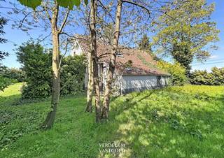 <p><span>Location<br />This</span><span>farm is located in a green outskirts of Evergem-Sleidinge and is surrounded by meadows and open fields.<br />But you are right at the station towards Ghent or Eeklo, schools and stores.<br />Also the accessibility to R4 from here is an asset.<br />Lovers of nature can enjoy along the many church lanes.<br /><br />To</span><span>renovate farmhouse with barn on a plot of 1,634m²<br /><br /></span></p>