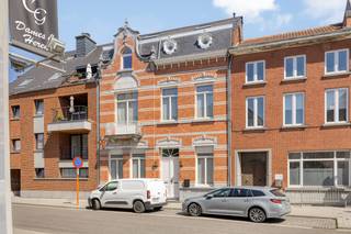 In het hart van Sint-Truiden, op de aangename Houtmarkt 20, bevindt zich dit indrukwekkende herenhuis dat charme en luxe moeiteloos combineert...