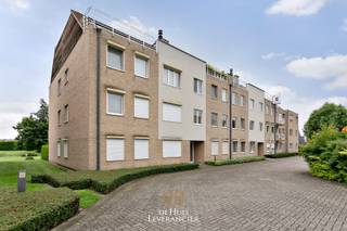 <strong><span>Wens je online een bezoek in te plannen ?  Op onze website (www.dehuisleverancier.be) onderaan de advertentie vind je de knop 'Maak nu een Afspraak' !</span></strong><br /><br />Dit groen gelegen duplex-appartement met 3 ruime slaapkamers en 2 mooie terrassen vinden we in een goed onderhouden gebouw in Kontich.<br /><br />Belangrijke verbindingswegen zijn in de directe nabijheid. Het bruisende centrum met de winkels, scholen, openbaar vervoer en horeca, is vlakbij. Naar mobiliteit toe kan u zich geen betere keuze voor uw thuis.<br /><br />Met de lift komen we aan bij het appartement en komen binnen in de hal met gastentoilet, aparte wasplaats en proviantberging. Aan de achterzijde is er een ruime leefruimte met nieuwe keramische vloer met parketlook.<br />Via een groot schuifraam kan u genieten, vanop het zonnige terras, van het groene uitzicht op de gemeenschappelijke tuin met vijver. De halfopen keuken sluit mooi aan en is uitgerust met alle comfort.<br /><br />Aan de voorzijde is er een slaapkamer met private badkamer met douche en badkamermeubel met dubbele lavabo. Met de vaste trap bereiken we de nachthal en 2 slaapkamers.<br />De ene met een op maat gemaakte dressing, de andere met een ruim zonneterras.<br /><br />Deze kamers kunnen gebruik maken van een tweede badkamer met douche, lavabo en toilet.<br /><br />de Huisleverancier : Persoonlijk, voor iedereen Service, Kwaliteit en Vertrouwen !<br />EPC : 138kWh/m2  (Label B)<br />Gemeenschappelijke kosten : € 170,-/mnd