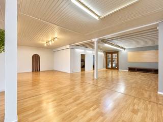 <p>VEELZIJDIGE EIGENDOM met OPEN HANDELSRUIMTE van circa 150 m² en RUIM APPARTEMENT met 4 SLAAPKAMERS, centraal gelegen in Eine! Dankzij de UITSTEKENDE VISIBILITEIT en VLOTTE VERBINDING naar de N60, Oudenaarde en Gent geniet u hier van een OPTIMALE BEREIKBAARHEID. De RUIME, OPEN HANDELSRUIMTE biedt TAL VAN MOGELIJKHEDEN voor onder meer een DANSSCHOOL, PILATESSTUDIO, PERSONAL TRAINING, KINESISTENPRAKTIJK of andere professionele activiteiten. Verder beschikt het gelijkvloers over een aparte bureauruimte, berging en toilet. Het pand is bovendien VOLLEDIG ONDERKELDERD, ideaal als EXTRA STOCKAGERUIMTE. Op de eerste verdieping bevindt zich een RUIM APPARTEMENT met lichtrijke leefruimte, ingerichte keuken, badkamer, wasplaats en 4 SLAAPKAMERS. Mits modernisering biedt deze eigendom ENORM VEEL POTENTIEEL voor wie WONEN EN WERKEN wil combineren of op zoek is naar een INTERESSANTE INVESTERING!<br /><br /><u>Sommige beelden in deze publicatie werden met behulp van artificiële intelligentie gegenereerd!</u><br /><br />Adres: Nestor de Tièrestraat 145 te Eine (Oudenaarde)<br /><br />EPC: Label C &amp; D, G-score en P-score D, (geen) renovatieverplichting van toepassing</p>