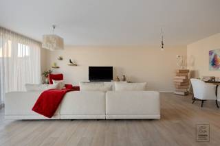 <p>Ontdek dit hoogwaardig afgewerkt nieuwbouwappartement in residentie Klaverhof, rustig gelegen nabij het centrum van Vosselaar en met vlotte verbindingen naar omliggende gemeenten.</p><p>Het appartement heeft een bewoonbare oppervlakte van 128,23 m² en beschikt over een ruim terras van 24,75 m² en een privatieve tuin van ca. 65 m².</p><p>Bij het betreden van het appartement komt u in een ruime inkomhal met apart toilet. Van hieruit bereikt u de lichtrijke leefruimte, waar grote raampartijen zorgen voor een aangenaam zicht op de tuin en het terras. De open keuken sluit naadloos aan op de leefruimte en is volledig uitgerust met kwalitatieve toestellen, waaronder een inductiekookplaat, dampkap, vaatwasser, ingebouwde koelkast, combi-oven en lavabo. Verder beschikt de keuken over een aparte berging met aansluiting voor was- en droogmachine. Het appartement beschikt over twee slaapkamers en een stijlvolle badkamer voorzien van inloopdouche, ligbad en wasmeubel.</p><p>Mogelijkheid tot aankoop aan 6% btw-regeling (onder voorwaarden).</p><p>Extra:<br />- Energiezuinige nieuwbouw (E-peil < 40)<br />- Ventilatiesysteem D<br />- Vloerverwarming<br />- Aankoop van autostaanplaats en kelderberging verplicht!<br />- Prijs exclusief notariskosten en BTW! <br />- Perceelscore A, gebouwscore A, woongebied, bijzondere informatie in aanvraag. <br />-Niet opgenomen in maatregelenregister</p><p>Dit appartement is momenteel verhuurd, wat het bijzonder interessant maakt voor investeerders.</p><p>Voor meer info ga naar www.coenenvastgoed.be of bel 03/375.82.92</p>