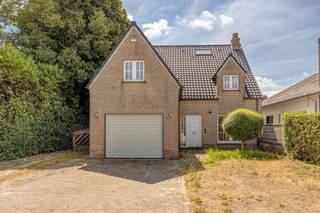 Vous êtes à la recherche d'une maison spacieuse offrant une combinaison unique de confort de vie et d'opportunités professionnelles ? Cette...