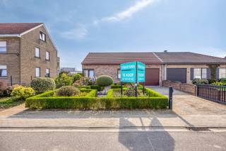 Découvrez ce bungalow très bien entretenu, situé au calme dans une impasse sur un beau terrain d'environ 8 ares.Vous profiterez ici en toute...