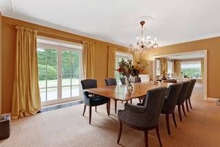 Op een van de meest gegeerde en residentiële locaties van Brasschaat centrum bevindt zich deze uitzonderlijke en charmante villa op een ruim perceel. Hier staan rust, privacy en verfijning centraal. De woning is instapklaar, recent geschilderd, uitstekend onderhouden en combineert ruimte, comfort en een luxueuze uitstraling met een topligging.<br /><br />Indeling<br />Via de private oprijlaan bereikt u de bezoekersparking en de inkomhal met vestiaire en toilet. Vanuit hier heeft u toegang tot het bureau, de leefruimtes, de keuken en de kelder met wijnkelder, polyvalente ruimte en biljard.<br />De lichtrijke living met open haard geniet van een prachtig uitzicht op de voor- en achtertuin en sluit naadloos aan bij de eetruimte. De volledig uitgeruste keuken biedt toegang tot zowel een open terras als een overdekt terras met open haard. Dankzij de schuiframen kan deze patio afgesloten of juist volledig opengezet worden, waardoor dit een volwaardige vierseizoensruimte vormt.<br />Op het gelijkvloers bevinden zich verder een dubbele garage, een technische ruimte, douche en toilet.<br /><br />De eerste verdieping omvat vier slaapkamers en een ruime studio. <br />De master suite beschikt over een slaapkamer, dressing en ensuite badkamer. <br />Twee slaapkamers delen een badkamer, terwijl een vierde slaapkamer een afzonderlijke badkamer geniet.<br />De studio is voorzien van een dressing/bureau, slaapkamer en volwaardige badkamer. <br />Daarnaast is er nog een praktische wasplaats. <br />De tweede verdieping biedt bijkomende ruimte die eenvoudig kan worden ingericht als extra slaapkamers, hobbyruimte of kantoor.<br /><br />Buitenruimte<br />De tuin werd strak en onderhoudsvriendelijk aangelegd met oog voor privacy en rust. De zuidgerichte tuin en terrassen bieden een idyllische omgeving om in alle seizoenen te genieten. Het verwarmde zwembad werd voorzien van een nieuw solardek en een vernieuwde, automatische installatie en ademt een luxueuze hotelsfeer.<br />Als extra is er een tuinberging achteraan<br /><br />Buitengewone kenmerken<br />•Residentiële ligging in Brasschaat centrum<br />•Volledige privacy en omheinde tuin met beregening en pomp.<br />•Ruime, instapklare villa met tijdloze charme, recent geschilderd<br />•Riante leefruimtes met veel lichtinval<br />•Zwembad met nieuw solardek en automatische installatie<br />•Meerdere terrassen met open haard<br />•Grote bewoonbare oppervlakte met flexibele indelingsmogelijkheden<br />•Dubbele garage en bezoekersparking<br />•Uitstekende verbinding met Antwerpen en Nederland<br />•Tweede toegangspoort aan de Frilinglei<br />•Ruime tuinschuur voor machines en gereedschap<br />•Voorheen volledig gerenoveerd door Vlassak-Verhulst<br /><br />Deze villa combineert klasse, comfort en ruimte met een uitzonderlijke ligging. Een unieke opportuniteit voor wie op zoek is in Brasschaat naar een exclusieve woning die rust, privacy en verfijning biedt.