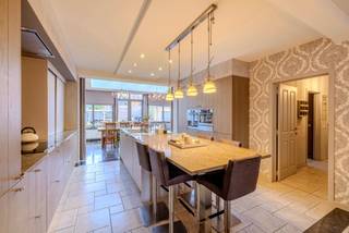 <p><strong>Ruime, instapklare villa in doodlopende straat – Pinksterbloemlaan 18, Oostmalle</strong><br /><br />In een bijzonder rustige, groene omgeving, op korte afstand van het centrum van Oostmalle, ligt deze uitstekend onderhouden villa op een riant perceel. De woning biedt een uitzonderlijke indelingsmogelijkheid: bij binnenkomst kan je kiezen tussen twee afzonderlijke leefruimtes. Hierdoor leent de woning zich perfect voor wie een praktijk, kantoor, salon of zelfs een gelijkvloerse studio wil integreren, met volledige privacy gegarandeerd.</p>
<p><br />De vernieuwde leefkeuken vormt het warme hart van de woning en sluit naadloos aan op de lichtrijke veranda met uitzicht over de fraai aangelegde tuin en het verwarmde zwembad. Verder omvat het gelijkvloers een gastentoilet, een bijzonder praktische wasplaats/berging en een bureau.</p>
<p>Op de eerste verdieping bevinden zich vier ruime slaapkamers, een piekfijn onderhouden badkamer en een aparte toiletruimte. De zolderverdieping biedt extra opslagruimte of potentieel voor verdere inrichting.</p>
<p>De volledig omheinde tuin garandeert rust en privacy, terwijl de ruime garage en de aanwezige kruipruimte het wooncomfort extra verhogen.</p>
<p><br />Troeven<br />- Unieke indeling met twee leefruimtes, ideaal voor kantoor/praktijk of studio<br />- Uitstekend gelegen in een doodlopende, zeer rustige straat<br />- Energiezuinig dankzij recente condensatieketel (2022)<br />- Volledig asbestveilige woning<br />- Mooie, afgesloten tuin met verwarmd zwembad-<br />- Vernieuwde leefkeuken<br />- Oerdegelijke, hoogwaardige constructie<br />- Vloerverwarming en rolluiken<br /><br />Interesse? Contacteer FLOR Vastgoed en plan uw bezoek in!</p>