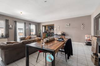 <p>Dit energiezuinig en lichtrijk appartement in een kleinschalige residentie, geniet van een uitstekende ligging in de Brugsesteenweg te Mariakerke (Gent), in de onmiddellijke nabijheid van winkels, scholen, openbaar vervoer en met een vlotte verbinding naar belangrijke invalswegen.</p><p></p><p>Dit appartement op de tweede verdieping is bereikbaar zowel via de traphal als met de lift en omvat een inkomhal, een lichtrijke leefruimte, keuken, twee volwaardige slaapkamers, een badkamer uitgerust met ligbad en dubbele wastafel, een praktische bureaukamer en een berging.</p><p></p><p>Het appartement heeft een bewoonbare oppervlakte van ca. 95 m² met als EPC label A.</p><p>Verder is het appartement goed onderhouden en momenteel verhuurd.</p><p></p><p>Interesse om dit appartement te bezichtigen?<br />Plan nu uw afspraak in op het nummer 0499/84.71.00 of via chabelli@vastgoeddevos.be.</p>