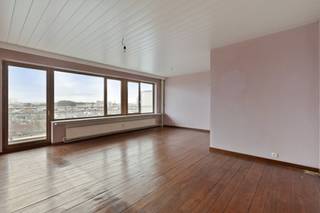Cet appartement rénové d'une chambre à vendre à Anvers est situé dans un immeuble résidentiel au septième étage et dispose d'une surface habitable de 69 m². Disposition :- Hall d'entrée avec placards intégrés- Salon spacieux avec accès à la terrasse avec vue sur la ville- Terrasse de 15 m²- Cuisine- Chambre- Salle de bain avec baignoire et lavabo- Toilettes séparées- Rangement au sous-solAvantages :- Terrasse spacieuse avec vue imprenable sur la ville- Beaucoup de potentiel- Concierge dans l'immeubleCet appartement est proposé à la vente au prix demandé de 219 000 euros.Idéal comme appartement de départ ou comme investissement.Vous êtes intéressé par un appartement ou une maison à vendre à Anvers ? N'hésitez pas à nous contacter. Si vous souhaitez vendre votre propre propriété, veuillez nous contacter pour une estimation gratuite, par téléphone au 03/206.76.76 ou par e-mail à antwerpen@dewaele.com.Vous pouvez également toujours vous adresser à nous pour toutes autres questions concernant l'immobilier, l'achat ou la vente !