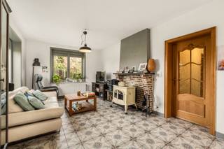 <p><u><strong>Te koop:</strong></u> instapklare open bebouwing in Steenokkerzeel, landelijk gelegen met vrij zicht.<br /><br />Deze charmante bungalow werd in 2016 volledig gerenoveerd en biedt een comfortabele indeling in een groene omgeving. Dankzij de open ligging geniet u van een prachtig vrij uitzicht over de omliggende velden. De woning is perfect instapklaar, waardoor u meteen kunt genieten van het landelijke leven zonder extra verbouwingen. Met een ruime tuin van 200 m² en een praktische indeling is dit een ideale plek voor wie rust en comfort zoekt.<br /><br /><u><strong>Belangrijkste ruimtes:</strong></u><br />• Woonkamer (27,9 m²) met veel lichtinval<br />• Keuken (11,6 m²) met aansluitende bijkeuken (6,8 m²)<br />• Twee slaapkamers (13,5 m² en 14,5 m²)<br />• Badkamer (5,4 m²)<br />• Inkomhal (12,6 m²)<br />• Berging (3,2 m²)<br />• Garage (18,3 m²)<br />• Veranda (13,9 m²) en ruim tuinhuis (43,47 m²)<br />• Zolder<br />• Tuin (200 m²)<br /><br /><u><strong>Troeven:</strong></u><br />• Landelijk gelegen met vrij zicht<br />• Volledig gerenoveerd in 2016<br />• Instapklare bungalow<br /><br />Meer informatie of een bezoek met Margaux Mulkers? Contacteer ons via +3223351115<br />JOUW DROOMHUIS. ZO GEVONDEN!</p>