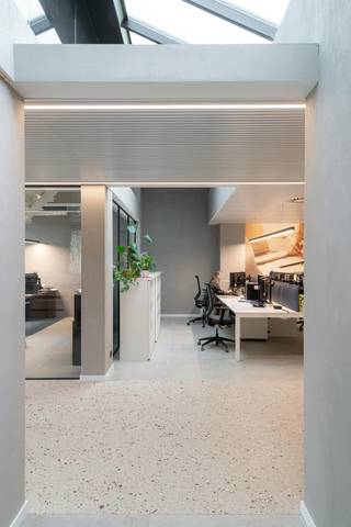 Cette spacieuse propriété commerciale bénéficie d'un emplacement de choix en termes de visibilité, le long de la très fréquentée Torhoutsesteenweg à Zedelgem. Avec une surface utile de pas moins de 1 156 m² répartie sur plusieurs étages et un terrain généreux de 3 013 m², cette propriété offre une gamme exceptionnelle d'opportunités aux investisseurs et aux entrepreneurs à la recherche d'espace et d'un attrait commercial maximal.Commodités : - Pompe à chaleur Daikin ultramoderne, refroidissement et chauffage (2023), via des ventilo-convecteurs et un système de ventilation mécanique avancé avec récupération de chaleur.- Système de ventilation- Le toit de la salle de banquet a récemment été entièrement rénové.- Score énergétique théorique favorable de 217 kWh/ (m²/an).- Visibilité optimale : situé le long d'un axe stratégique avec une façade orientée sud-est pour une présence maximale de la marque.Disposition :- Superficie du terrain : 3 013 m² - Surface utile : environ 1 156 m², composée de :- Maison (260 m²)- Bureaux (780 m²)- Entrepôt (50 m²)- Grand parking sur place et dans les environs.Réaménagement polyvalent : idéal pour le transformer en un immeuble de bureaux représentatif (changement de fonction conformément aux conseils municipaux), un cabinet de groupe, une salle d'exposition, une salle d'exposition ou une revitalisation en tant que salle de réception/établissement de restauration.Destination urbaine : zone partiellement résidentielle, partie zone industrielle selon le plan régional (située au sein du BPA « Sint Elooi 2 » — Industrie, logement, commerce).Loyer temporaire (Sale & Rent-Back) négociable par le vendeur !Vous recherchez des locaux commerciaux offrant une bonne visibilité, des surfaces spacieuses et des installations techniques modernes dans la région de Bruges/Zedelgem ? Contactez notre bureau dès aujourd'hui pour plus d'informations ou pour une visite sur place !Registre des mesures: non