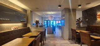 Ruime brasserie - tea Room in de drukste en gekendste straat van Oostende. Handelshuurcontract over te nemen. Vrij van brouwer.Volledig...