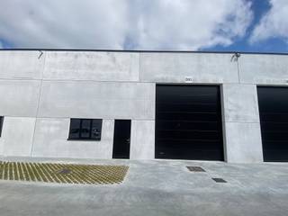 ALGEMEENOntdek deze moderne KMO-unit van 277 m², gelegen langs de bruisende Kortrijkseweg (N43) met een uitstekende verbinding naar de E17 (slechts 5...