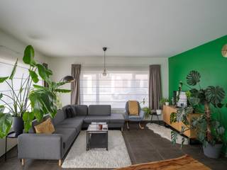 Bel Sander op 0479355602 voor een bezoek. <br /><br />Opportuniteit in het vlot bereikbare Gentbrugge. Dit gerieflijk gelijkvloers hoekappartement beschikt over drie volwaardige slaapkamers, verrassend ruime leef- en eetplaats en tof zonneterras. <br /><br />Het appartement werd keurig gerenoveerd om te voldoen aan alle moderne vereisten. Door haar mooie binnenvolume (+-120m2), met aandacht voor voldoende berggelegenheid kan het dienen voor een gezinnetje, starters, co-housers, studenten, en zo meer. Beschikt over een standaard ingang aan de Vanderlindenstraat en een extra deuropening aan de Sint-Simonstraat. <br /><br />Indeling: Inkom, gang, drie slaapkamers, badkamer met dubbel wasmeubel, bad & douche, apart gastentoilet, grote leef- en eetplaats, berging/wasplaats. Privé terras/tuintje. Gedeelde fietsenberging.<br /><br />Compacte mede-eigendom met slechts drie appartementen, zonder syndicus, zonder lift. Amper vaste kosten.