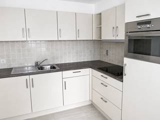 <p><strong>Ruim appartement (116 m²) met veel lichtinval gelegen in het centrum op de markt van Bilzen<br /><br /></strong>Indeling<strong><br /></strong>+ Inkomhal<br />+ Grote woonkamer met aansluitende eetkamer<br />+ Keuken<br />+ Nachthal<br />+ Berging<br />+ Apart gastentoilet<br />+ Badkamer met ligbad/douchefunctie en dubbel lavabomeubel<br />+ 3 Slaapkamers<br /><br />Centrale verwarming via hoogrendementsketel (Vaillant) op aardgas.<br /><br />EPC: 183 kWh/m²/jaar, label B met UC: 2814225.<br />Lift is voorzien in het gebouw.<br /><br />De gemeenschappelijke kosten zijn €60,00/maand inclusief voorschot privé waterverbruik.<br />Er kan een bewonerskaart aangevraagd worden bij de stad Bilzen.<br /><br />Zeer gunstig gelegen op de markt te Bilzen en op wandelafstand van supermarkt, winkels, scholen, gezellige cafétjes, diverse eetgelegenheden, stadspark, openbaar vervoer en het op - en afritten complex E313.</p>