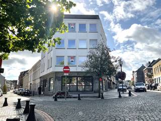 RONSE - Bent u op zoek naar een polyvalente handelsruimte op een A-locatie in centrum Ronse? Dan is dit pand misschien wel iets voor u! De...