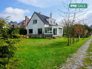 Along the Leenhof in Assebroek, you will discover this unique opportunity on a spacious plot of 931 m². With its 4 bedrooms and the already renewed electricity and roof, this house to be renovated offers an extremely solid basis for an overall project. The property is very strategically located a stone's throw from AZ Sint-Lucas, various shops and schools. Moreover, you are just a stone's throw from the center of Bruges. The combination of the huge land and the central location offers unprecedented potential for a major renovation or a beautiful new construction project.Layout: Ground floor: - Entrance hall- Bright living space with veranda - Kitchen - Bedroom 1- Bathroom equipped with sink, bath and toilet- BasementFirst floor: - Bedroom 2- Bedroom 3- Bedroom 4Second floor: - Attic accessible via a retractable staircase The property is offered through the Pre-sale formula. Between 07/04/2026 18:00 and 09/05/2026 13:00, you can come visit the property by appointment and make an offer. The listed price is a starting price. For further information, please contact the property agent.This property is subject to the renovation obligation imposed by the Flemish government for residential buildings (unless demolished within 5 years of purchase). For more information, consult the website of the Flemish Energy and Climate Agency at https://www.vlaanderen.be/een-woning-kopen/renovatieverplichting-voor-residentiele-gebouwenRegister of measures: pending