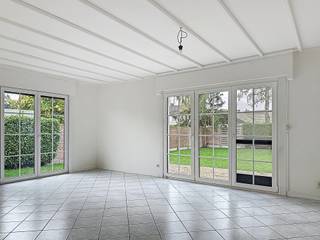 INDELINGInkomhal ca. 10 m² - kurkvloerLiving ca. 25 m² - wit gemarmerde tegelvloerKeuken ca. 9 m² - ecru kasten met een grijs granieten werkblad -...