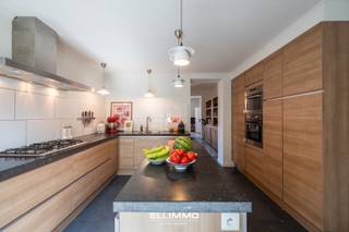 Enorme charmante woning met een bewoonbare oppervlakte van maar liefst 316m2! met 6 ruime slaapkamers, een fantastische leefruimte én een...