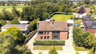 <div>
<p><strong>Ruime kangoeroewoning met twee volwaardige woonentiteiten op een perceel van ca. 3.116 m² in Beerse<br /><br /></strong>Op een rustige ligging, vlak bij het centrum van Beerse, bevindt zich deze uitzonderlijk <strong>ruime kangoeroewoning</strong> met twee volledig uitgeruste woonentiteiten. Dankzij de doordachte indeling biedt dit eigendom tal van mogelijkheden, zoals samenwonen met meerdere generaties, een combinatie van wonen en werken of een investering met dubbele bewoning.<br /><br />Beide wooneenheden beschikken over een <strong>eigen leefruimte</strong>, keuken, badkamer en slaapkamers, waardoor privacy en wooncomfort optimaal gegarandeerd zijn. Bovendien verbindt een <strong>personenlift</strong> alle verdiepingen, van de kelder tot de afgewerkte zolder, wat de woning bijzonder toegankelijk maakt.<br /><br /><strong>Gelijkvloerse woonentiteit<br /></strong>Via de inkomhal met gastentoilet betreedt u de eerste woonentiteit. De <strong>lichtrijke leefruimte</strong> biedt voldoende plaats voor een gezellige zithoek en eetkamer. Aansluitend bevindt zich de volledig <strong>ingerichte keuken</strong> met zicht op de tuin.<br /><br />Verder omvat deze verdieping <strong>drie volwaardige slaapkamers</strong>, een comfortabele badkamer met ligbad, douche en dubbele wastafel, evenals een bijzonder <strong>ruime wasplaats met maatwerkkasten</strong>.<br /><br /><strong>Woonentiteit op de eerste verdieping<br /></strong>De tweede woonentiteit beschikt eveneens over een <strong>ruime woonkamer</strong>, een volledig <strong>ingerichte leefkeuken</strong> en <strong>drie slaapkamers</strong>, waarvan één momenteel is ingericht als bureau. Ook hier is een<strong> ruime wasplaats</strong> voorzien. De badkamer is uitgerust met een douche, toilet en dubbele wastafel.<br /><br />Deze woonentiteit beschikt over <strong>twee terrassen</strong>, waarvan één met een trap naar de tuin.<br /><br /><strong>Extra ruimte en praktische voorzieningen<br /></strong>De<strong> afgewerkte zolderverdieping</strong> vormt een veelzijdige extra ruimte die perfect kan dienen als hobbykamer, speelruimte, bureau of extra berging.<br /><br />Daarnaast is de woning <strong>grotendeels onderkelderd</strong>, met verschillende praktische bergplaatsen en een aparte wijnkelder.<br /><br />Op het terrein bevinden zich <strong>twee ruime vrijstaande garages</strong> met automatische sectionaalpoorten. Eén garage beschikt over een extra bergruimte, terwijl de tweede is ingedeeld met een garage, berging, bureau, toilet én een eigen kelder. Bovendien is er nog een <strong>carport</strong> aanwezig en is er ruime parkeergelegenheid op eigen terrein.<br /><br />De volledig <strong>omheinde tuin</strong> biedt veel privacy en is bereikbaar via<strong> twee automatische toegangspoorten</strong>. De verschillende terrassen zorgen ervoor dat u op elk moment van de dag een aangename buitenplek vindt.<br /><br /><strong>Troeven</strong></p>
<ul>
<li>Kangoeroewoning met twee volledig uitgeruste woonentiteiten</li>
<li>EPC label B</li>
<li>Perceel van ca. 3.116 m²</li>
<li>Lift van kelder tot zolder</li>
<li>In totaal 6 slaapkamers</li>
<li>Twee ingerichte keukens en twee badkamers</li>
<li>Afgewerkte zolder met diverse gebruiksmogelijkheden</li>
<li>Grotendeels onderkelderd</li>
<li>Twee vrijstaande garages, carport en ruime parkeermogelijkheden</li>
<li>Volledig omheinde tuin met twee automatische toegangspoorten</li>
<li>Vloerverwarming (uitgezonderd zolder)</li>
<li>Elektrische rolluiken</li>
<li>Regenwaterrecuperatie via meerdere regenwaterputten (in totaal 27.500 liter)</li>
</ul>
<br />Had je zelf al renovatieplannen in gedachten? Bekijk dan zeker onze impressies bij de documenten.</div>