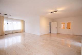<p><span>Prachtig, uitzonderlijk ruim appartement met 2 slaapkamers, 2 terrassen en inpandige garagebox, gelegen nabij het centrum van Maaseik.</span></p><p><span> </span></p><p><span>ALGEMEEN:</span></p><p><span>-</span><span> </span><span>Appartement gelegen op de tweede verdieping. Lift aanwezig.</span></p><p><span>-</span><span> </span><span>Bewoonbare oppervlakte: ca. 150 m².</span></p><p><span>-</span><span> </span><span>Het appartement is afgewerkt met beige natuurstenenvloer.</span></p><p><span>-</span><span> </span><span>Asbestvrij en voorzien van een uitstekende EPC-score 117 kWh (label B), waardoor het appartement </span><span>niet onderhevig is aan renovatieverplichting</span><span>.</span></p><p><span>-</span><span> </span><span>Verwarming op aardgas.</span></p><p><span>-</span><span> </span><span>Aluminium ramen met dubbele beglazing.</span></p><p><span>-</span><span> </span><span>Garagebox inbegrepen in de prijs, bereikbaar via de gemeenschappelijke lift.</span></p><p><span>-</span><span> </span></p><p><span> </span></p><p><span>INDELING:</span></p><p><span>-</span><span> </span><span>Zeer ruime inkomhal met vestiaireruimte, gastentoilet met fonteintje en verluchtingssysteem en toegang tot alle vertrekken.</span></p><p><span>-</span><span> </span><span>Riante woonkamer, te bereiken via een dubbele deur. De leefruimte is voorzien van grote raampartijen die zorgen voor overvloedig natuurlijk licht en biedt toegang tot twee terrassen: een gedeeltelijk overdekt zijterras en een overdekt terras aan de voorzijde, te bereiken via een groot schuifraam.</span></p><p><span>-</span><span> </span><span>Volledig geïnstalleerde keuken voorzien van een eethoek en inductiekookplaat met dampkap, combi-oven, vaatwasser, koelkast met vriesvak en spoeltafel.</span></p><p><span>-</span><span> </span><span>Nachthal met toegang tot de slaapkamers, badkamer en berging.</span></p><p><span>-</span><span> </span><span>Slaapkamer 1: voorzien van een schuifraam, tevens uitgevend op het gedeeltelijk overdekte zijterras.</span></p><p><span>-</span><span> </span><span>Slaapkamer 2.</span></p><p><span>-</span><span> </span><span>Badkamer voorzien van dubbele wastafel, kolomkasten, inloopdouche, bidet, infraroodcabine en toilet.</span></p><p><span>-</span><span> </span><span>Ruime berging, voorzien van inbouwkasten en een aansluiting voor wasmachine en droogkast.</span></p><p><span>-</span><span> </span><span>Garagebox, te bereiken via de gemeenschappelijke lift.</span></p><p><span>-</span><span> </span><span>Parkeergelegenheid aan de voorzijde van het gebouw.</span></p>