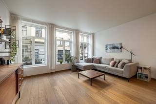 Schrijf u nu alvast in voor het eerste bezoekmoment op dinsdag 17/3 via info@wellimmo.net of 03/225 00 68<br /><br />Bekijk alvast de videotour, grondplannen, gunstig EPC, blanco asbestattest en elektrische keuring via de Wellimmo-site ('documenten').<br /><br />In de Franckenstraat, een rustige straat in het modehart van Antwerpen tussen de Nationalestraat en de Kloosterstraat, bevindt zich dit ruime duplexappartement van maar liefst 139m², aangevuld met een aangenaam terras/patio van 13m². Een bijzonder gegeerde ligging waar rust en het bruisende stadsleven perfect samenkomen, met tal van winkels, restaurants en terrassen op wandelafstand.<br /><br />Het appartement maakt deel uit van een recente residentie uit 2011 en biedt ruime volumes en een logische indeling over twee niveaus.<br /><br />Op de bovenliggende verdieping bevindt zich de ruime leefruimte op parketvloer, met een open, volledig geïnstalleerde maatwerkkeuken met eiland voorzien van een natuurstenen werkblad. Tussen de leefruimte en de slaapkamer bevindt zich het aangename terras, wat zorgt voor extra lichtinval en een rustige buitenruimte midden in de stad.<br /><br />Op dit niveau bevindt zich een eerste ruime slaapkamer van 21m² (momenteel in gebruik als bureau, maar perfect bruikbaar als master bedroom) en de ingerichte badkamer met inloopdouche.<br /><br />Via een interne trap bereikt u de lager gelegen verdieping. In het souterrain bevinden zich twee bijkomende ruimtes die momenteel als slaapkamers (20m² en 14m²) worden gebruikt, alsook een wasplaats, het toilet en een extra bergruimte.<br />Voor een autostaanplaats kan u opteren voor een abonnement in 1 van de parkings in de buurt.<br /><br />De maandelijkse lasten bedragen slechts +-€100 en ook het kadastraal inkomen is bijzonder laag, wat dit appartement fiscaal extra interessant maakt.<br /><br />Ook technisch zit het uitstekend:
<ul>
	<li><span>EPC: 118 kWh/m²/jaar (B-label)</span></li>
	<li><span>Elektrische installatie conform</span></li>
	<li><span>Blanco asbestinventaris</span></li>
</ul>
Kortom: een ruim duplexappartement met terras op toplocatie in Antwerpen, met gunstige energieprestatie en lage vaste kosten — een bijzonder interessante opportuniteit in het centrum van de stad.