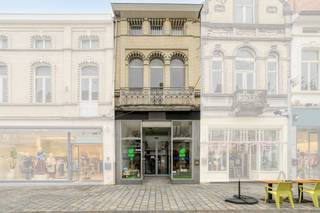 Handelspand te koop in het bruisende winkelcentrum van Roeselare, gelegen in de welbekende Ooststraat. Dit veelzijdige bedrijfsvastgoed combineert een uitstekende commerciële ligging met een direct rendement dankzij het reeds verhuurde appartement.<br /><br />Het pand is uitstekend gelegen in het centrum van Roeselare, omringd door gevestigde namen zoals River Woods, Brooklyn en Liu Jo. Dankzij de secundaire toegang via de Delaerestraat is toelevering aan de achterzijde van het pand zeer eenvoudig en vlot bereikbaar.<br /><br />Handelspand te koop met een totale oppervlakte van ca. 170 m², als volgt ingedeeld:<br /><br />Handelsruimte:<br /><br />- Gelijkvloerse winkelruimte met een gevelbreedte van ca. 4,5 m<br /><br />- Mezzanine<br /><br />- Eerste verdieping met stockageruimte en sanitair<br /><br />- Aanwezigheid van kelder, zolder en buitenkoer<br /><br />Bovenliggend appartement (verhuurd):<br /><br />- Leefruimte met keuken<br /><br />- Slaapkamer<br /><br />- Badkamer<br /><br />- Toilet<br /><br />Troeven van dit pand<br /><br />- Toplocatie in de drukke winkelstraat van Roeselare<br /><br />- Bovenliggend appartement zorgt voor onmiddellijk rendement<br /><br />- Dubbele toegang met toeleveringsmogelijkheden via de Delaerestraat<br /><br />Bent u op zoek naar bedrijfsvastgoed bestaande uit een handelspand te koop in Roeselare? Aarzel dan niet om ons te contacteren op het nummer 051 21 22 23.<br /><br />Dit pand kan onderhevig zijn aan de renovatieverplichting die door de Vlaamse overheid wordt opgelegd voor niet-residentiële gebouwen. Consulteer voor meer informatie de website van het Vlaams Energie- en Klimaatagentschap via https://www.vlaanderen.be/bouwen-wonen-en-energie/niet-residentiele-gebouwen/verplichtingen-voor-niet-residentiele-gebouwen<br /><br />Deze AI-visualisaties zijn bedoeld als inspiratie. Er werd geen rekening gehouden met technische specificaties, stedenbouwkundige voorschriften of de concrete mogelijkheden tot realisatie.