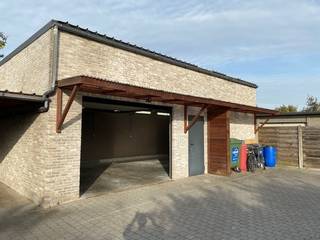 Zeer degelijk magazijn met parkeerplaats.Dit magazijn heeft een oppervlakte van ca. 60 m².Er werd gedeeltelijk een verdieping voorzien voor extra...