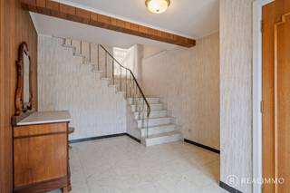 Deze stevige eengezinswoning is ideaal gelegen in het centrum van Zwevegem, op wandelafstand van winkels, scholen en openbaar vervoer.De woning biedt...