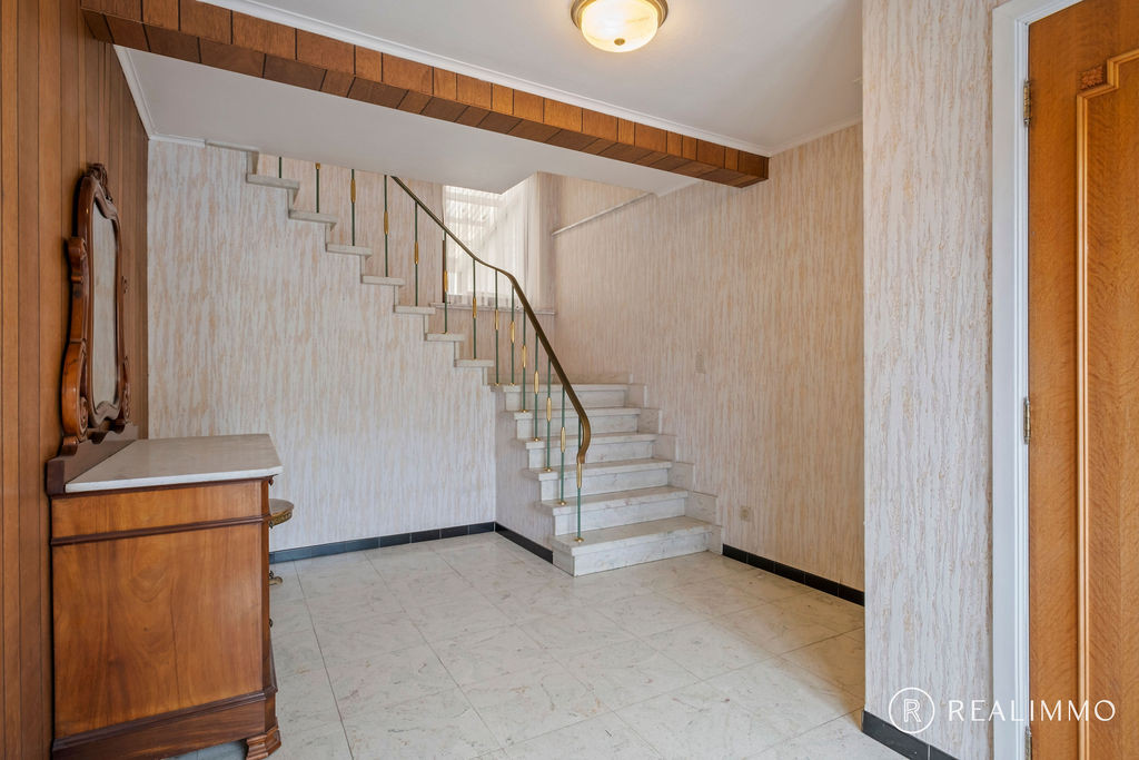 Stevige te renoveren woning in hartje Zwevegem! - foto 2