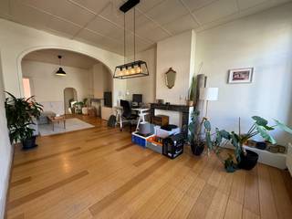 Eénslaapkamer appartement van 70m² op de derde verdieping in een gebouw zonder lift.<br />Fietsenberging en private kelder aanwezig in het gebouw.<br /><br />Ruime woonkamer van 36m² met aparte keuken voorzien van kookvuur en dampkap, berging met aansluiting voor wasmachine.<br />Slaapkamer van 17m² aan de achterzijde van het gebouw. Badkamer met ligbad en toilet.<br /><br />Provisiekosten €125 voor water, verwarming, verbruik en onderhoud van de algemene delen,  brandverzekering, jaarlijkse controle van cv-ketel en brandsysteem.