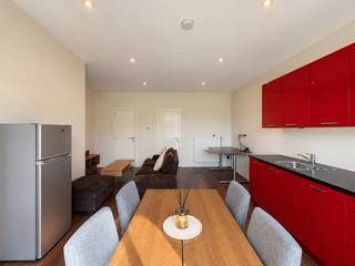 This bright and fully furnished apartment with terrace is located on the third floor of a small-scale building.
The apartment features a spacious living area with an adjoining open-plan kitchen, which is fully equipped. From the living area, you have access to the terrace offering views of the Royal Museum of Fine Arts Antwerp (KMSKA).
The apartment also features a bedroom with built-in wardrobes and an en-suite bathroom equipped with a bathtub with shower function, washbasin unit and heated towel rail. A separate toilet is provided.
The apartment is rented fully furnished, making it ideal for anyone looking for a move-in-ready home. All utilities are equipped with individual meters.
Thanks to its central location in Antwerp’s Zuid district, shops, restaurants, public transport and other amenities are all within walking distance.
The apartment is available immediately.