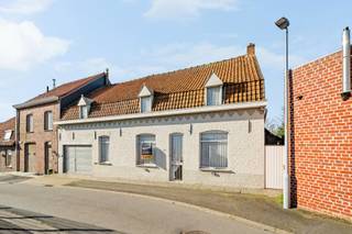 - Rustige ligging met prachtig uitzicht: Motebosstraat 2 in Geluveld- Lichtrijke leefruimte met veranda- Ruime keuken- Tuin met 2 tuinhuizen en...