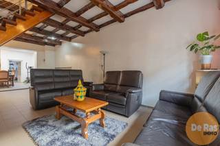 <br /><br />AALST - Deze instapklare woning is perfect gelegen op wandelafstand van winkels, scholen en openbaar vervoer. <br />Het gelijkvloers omvat een inkomhal, een ruime woonkamer, een keuken met gezellige ontbijthoek, een toilet en een doucheruimte en een berging. Op de eerste verdieping bevinden zich twee ruime slaapkamers. De tweede verdieping beschikt over een nachthal en een derde slaapkamer met een extra badkamer voorzien van een ligbad en tweede toilet.<br /><br />De woning is uitstekend onderhouden en volledig instapklaar. Bovendien beschikt ze over een gunstig EPC, centrale verwarming op aardgas en is de elektriciteit conform, wat zorgt voor extra wooncomfort en gemoedsrust. Dankzij de centrale ligging geniet je van alle voorzieningen in de onmiddellijke omgeving, terwijl je toch rustig woont in het hart van Aalst.<br /><br />Ideaal voor starters, jonge gezinnen of investeerders die op zoek zijn naar een energiezuinige woning op een toplocatie.<br /><br />Kortom: bent u op zoek naar een instapklare woning met 3 slaapkamers op een zeer centrale ligging te Aalst? Aarzel niet en maak snel uw afspraak 053/60.65.60<br /><br />De vermelde prijs is een richtprijs. Na ontvangst van de biedingen zal de verkoper beslissen of hij/zij de eigendom verkoopt aan het beste bod. De richtprijs is aldus niet bindend voor de verkoper.